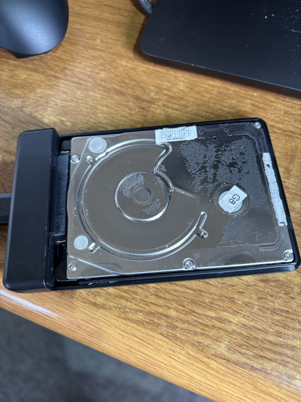 HDDの蓋を開けた写真